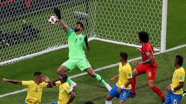 Fernandinho anotó en propia puerta tras un tiro de esquina.