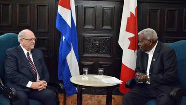 George J. Furey, de Canadá, y&nbsp;Esteban Lazo dialogan en La Habana.