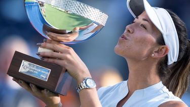 La tenista española Garbiñe Muguruza posa con el trofeo de finalista tras un partido contra la bielorrusa Victoria Azarenka, este domingo, durante el Abierto de Tenis de Monterrey (México). 