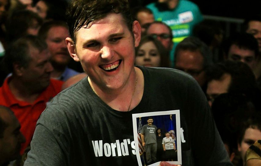 En imagen de archivo del 12 de septiembre de 2009, el presidente estadounidense Barack Obama, de espaldas, saluda a Igor Vovkovinskiy, de 27 años, de Rochester, Minnesota, durante un acto por la reforma de atención sanitaria en el Target Center de Minneapolis, Minnesota.