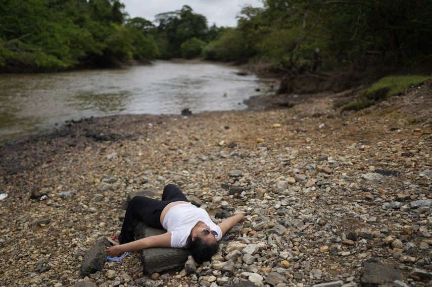 Marisol Jaime, de Venezuela, yace en la orilla después de desembarcar en Lajas Blancas, Panamá, el jueves 26 de septiembre de 2024, luego de su travesía por el Tapón del Darién desde Colombia con la esperanza de llegar a Estados Unidos.  Marisol Jaime, de Venezuela, yace en la orilla después de desembarcar en Lajas Blancas, Panamá, el jueves 26 de septiembre de 2024, luego de su travesía por el Tapón del Darién desde Colombia con la esperanza de llegar a Estados Unidos.