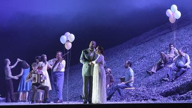 En esta imagen proporcionada por la Ópera Estatal de Baviera el tenor Brian Jagde, cento izquierda, y la soprano Elena Stikhina, centro a la derecha, durante una ensayo de Aida de Verdi con un montaje de Damiano Michieletto para la Ópera Estatal de Baviera en Munich, Alemania.