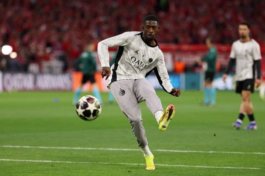 El delantero francés del Paris Saint-Germain, Ousmane Dembélé, número 10, calienta antes del partido de vuelta de las semifinales de la Liga de Campeones de la UEFA entre el FC Bayern de Múnich y el Paris Saint-Germain (PSG)