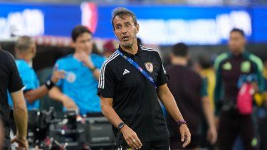 El entrenador de Venezuela, Fernando Batista, reacciona durante un partido ante México en la Copa América el miércoles 26 de junio del 2024, en Inglewood, California.