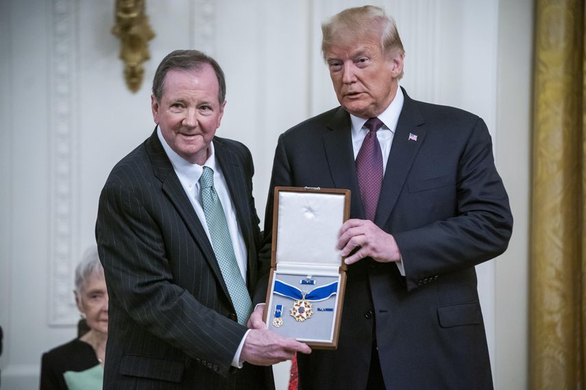 El mandatario destacó en el marco del acto en la Casa Blanca el profundo patriotismo del artista, que en la cima de su carrera decidió unirse a las Fuerzas Armadas. Tenía la opción y no dudó.