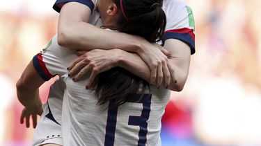 La mediocampista de Estados Unidos Rose Lavelle, arriba, celebra con Alex Morgan tras anotar el segundo gol de su equipo en la final de la Copa del Mundo contra Holanda en el Stade de Lyon en Decines, en las afueras de Lyon, Francia, el domingo, 7 de julio del 2019. Estados Unidos ganó 2-0 y se llevó el título.&nbsp;