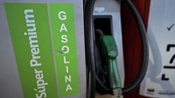 Vista de un surtidor de gasolina Súper Premium en una gasolinera de Caracas, tomada el 18 de febrero de 2025. Venezuela ha puesto en marcha un plan piloto para vender gasolina de mayor calidad, ofrecida al doble del precio del combustible convencional, según fuentes del sector y trabajadores de gasolineras el 18 de febrero.