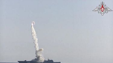 En esta imagen tomada de un video distribuido por el servicio de prensa del Ministerio ruso de Defensa, un nuevo misil de crucero hipersónico Zircon sale desde la fragata Almirante Gorshkov de la Marina rusa desde el Mar Blanco, en el norte de Rusia, el lunes 19 de julio de 2021.&nbsp;