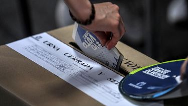 Ciudadano colombiano deposita su voto en la urna