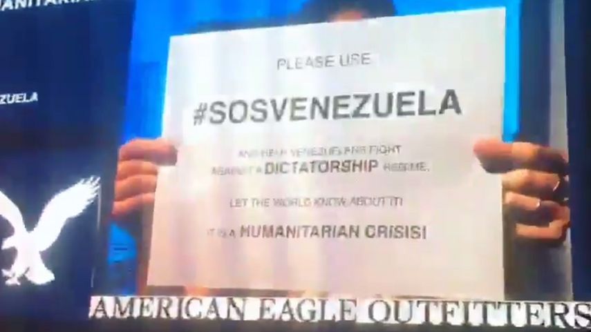 El mensaje #SOSVENEZUELA apareció en una de las pantallas del Times Square, en Nueva York.