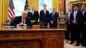 Mediante un sistema de manos libres, el presidente Donald Trump habla por teléfono con los líderes de Sudán e Israel en la Oficina Oval de la Casa Blanca, el viernes 23 de octubre de 2020, en Washington. Mediante un sistema de manos libres, el presidente Donald Trump habla por teléfono con los líderes de Sudán e Israel en la Oficina Oval de la Casa Blanca, el viernes 23 de octubre de 2020, en Washington.