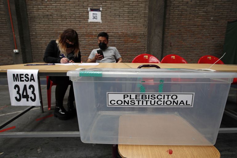 Trabajadores electorales se preparan para un plebiscito sobre el borrador de una nueva Constitución en un centro de votación en Santiago, Chile, el 3 de septiembre de 2022. 