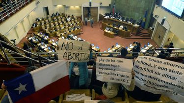 Mujeres en contra de la ley de&nbsp;aborto&nbsp;se manifiestan al interior del Congreso Nacional en Valparaíso.