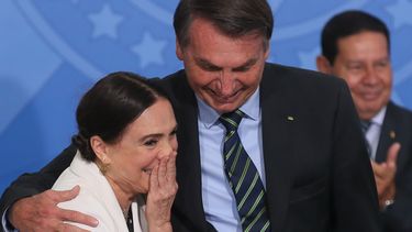 La actriz Regina Duarte, ministra de Cultura de Brasil, junto al presidente de Brasil, Jair Bolsonaro.&nbsp;