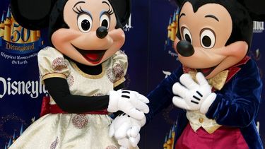 Mickey y Minnie Mouse posan en la alfombra roja del 50 aniversario de Disneylandia, 2005. (EFE). 