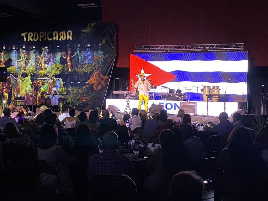 Boncó Quiñongo en el espacio de la feria que evocaba a Tropicana.&nbsp;