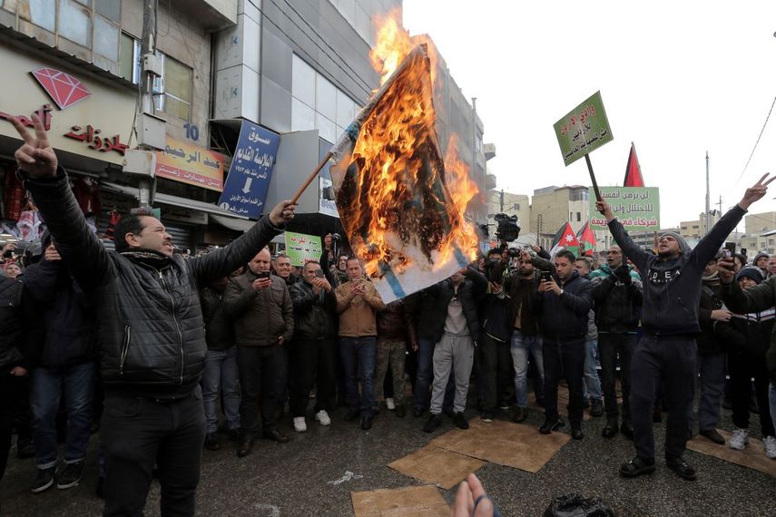 Manifestantes queman una bandera israel&iacute; durante una protesta contra el plan de paz para Medio Oriente propuesto por el presidente de Estados Unidos Donald Trump, en Am&aacute;n, Jordania, el viernes 31 de enero de 2020.