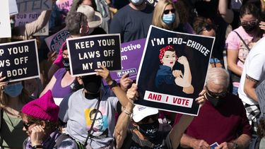 Manifestantes llevan carteles en la Marcha de Mujeres en Washington el sábado, 2 de octubre del 2021.&nbsp;