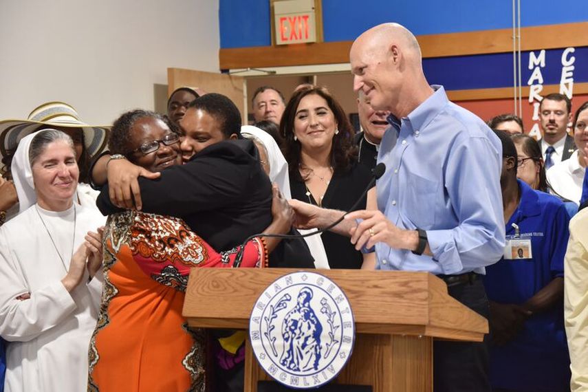 Gobernador Rick Scott en la Escuela Marian de Miami Gardens (Giselle Santalucci)