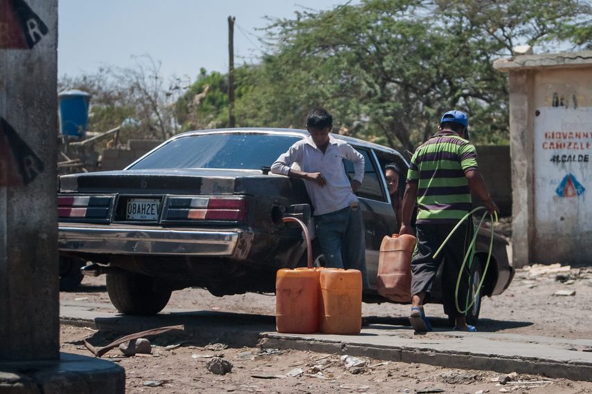 El tráfico ilegal de gasolina es el negocio  principal en la Guajira venezolana, a unos kilómetros de la frontera con  Colombia.
