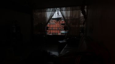 Vista de las calles sin luz en la madrugada de este domingo, por el apagón que suma casi tres días, en Caracas. 