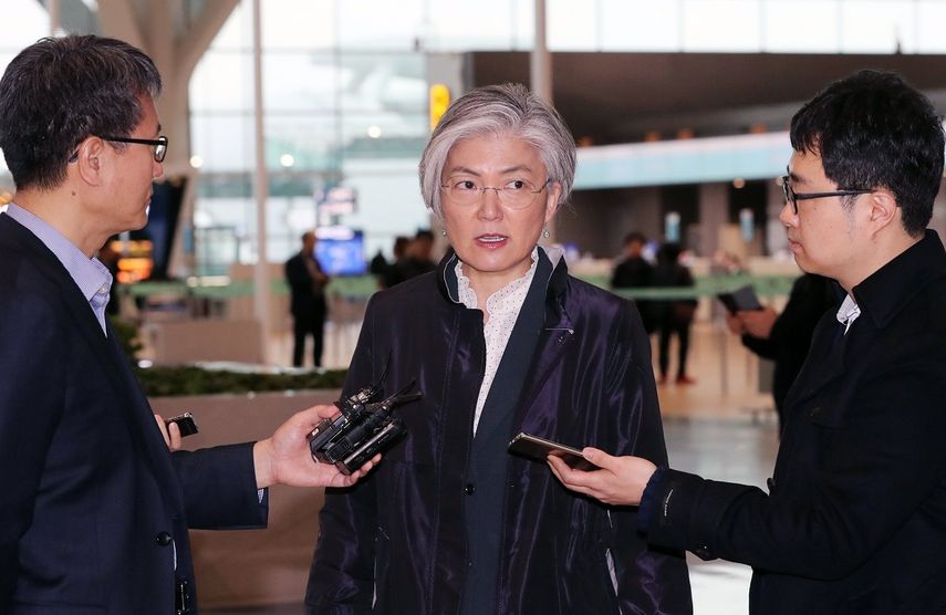 La ministra de Relaciones Exteriores de&nbsp;Corea&nbsp;del Sur, Kang Kyung-wha, responde preguntas de los periodistas en el Aeropuerto Internacional de Incheon, al oeste de Seúl, antes de partir hacia Washington,&nbsp;