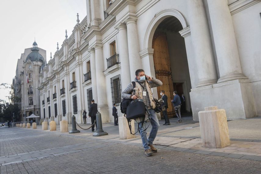 Un periodista en el Palacio de La Moneda de Chile durante la pandemia de coronavirus.