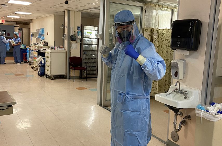 El Dr. Juan Carlos Restrepo se prepara para entrar a la sala de cuidados intensivos.