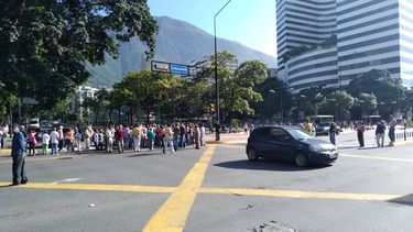 Los abuelos trancaron una vía en Caracas.