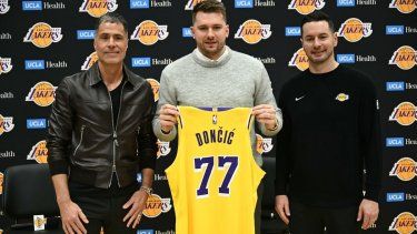 El esloveno Luka Doncic (centro) posa con el entrenador de los Lakers de Los Ángeles, JJ Redick (derecha), y el gerente general, Rob Pelinka, durante la rueda de prensa de su presentación como nuevo miembro del equipo, el 4 de febrero de 2025.