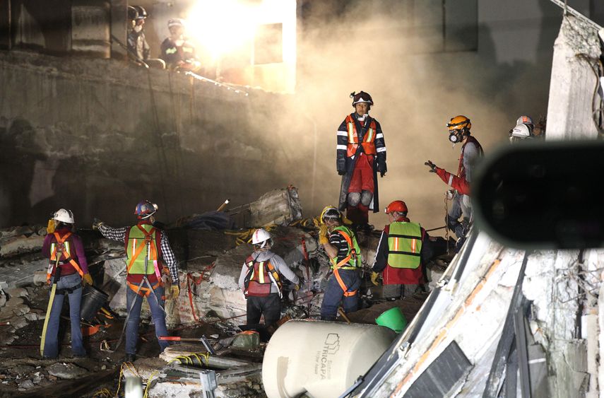 Brigadas de rescate continúan con las labores de búsqueda bajo los escombros en un edificio de Ciudad de México