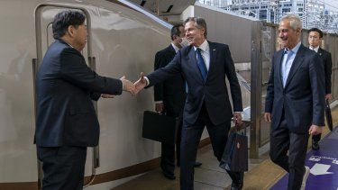 El secretario de Estado de Estados Unidos, Antony Blinken, en el centro, acompañado por el embajador estadounidense en Japón, Rahm Emanuel, a la derecha, es recibido por el ministro japonés de Exteriores, Yoshimasa Hayashi, a la izquierda, al subir a un tren en la estación de Tokio, en Tokio, el domingo 16 de abril de 2023 para viajar a Karuizawa, Japón, para una cumbre de ministros de Exteriores del G7.&nbsp;
