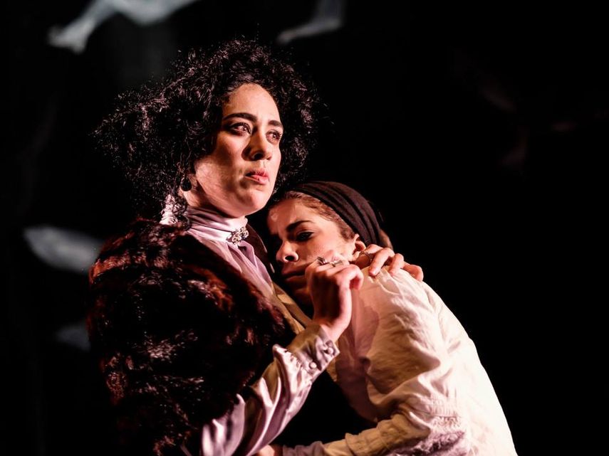 Las actrices Carmen Albernas y Nabilah Féh en una escena de la obra.&nbsp;