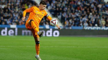 El mediocampista del Real Madrid, Federico Valverde, maneja el balón en un partido contra el Leganés, el 24 de noviembre de 2024.