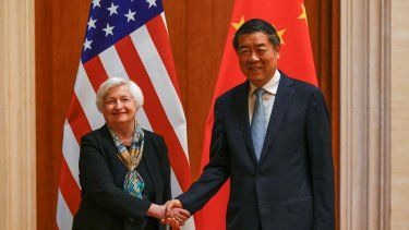 La secretaria del Tesoro de Estados Unidos, Janet Yellen (izquierda), y el viceprimer ministro chino, He Lifeng, durante una reunión en Pekín el 8 de julio de 2023.