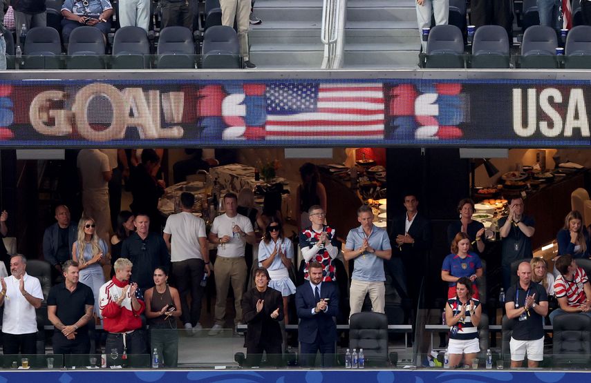 El actor estadounidense Tom Cruise (C-I) y el exfutbolista inglés David Beckham (C-D) reaccionan durante el partido de fútbol del Grupo D de la Copa Mundial 2026 entre Estados Unidos y Paraguay en el Estadio de Los Ángeles en Inglewood el 12 de junio de 2026.