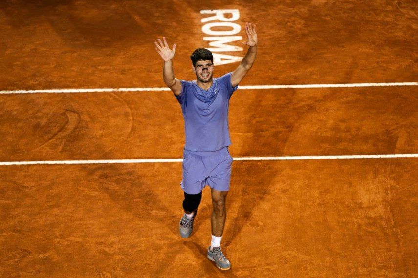 El español Carlos Alcaraz celebra tras ganar su partido individual masculino contra el serbio Laslo Djere durante el torneo de tenis ATP Roma Open en el Foro Itálico de Roma, el 11 de mayo de 2025.&nbsp;