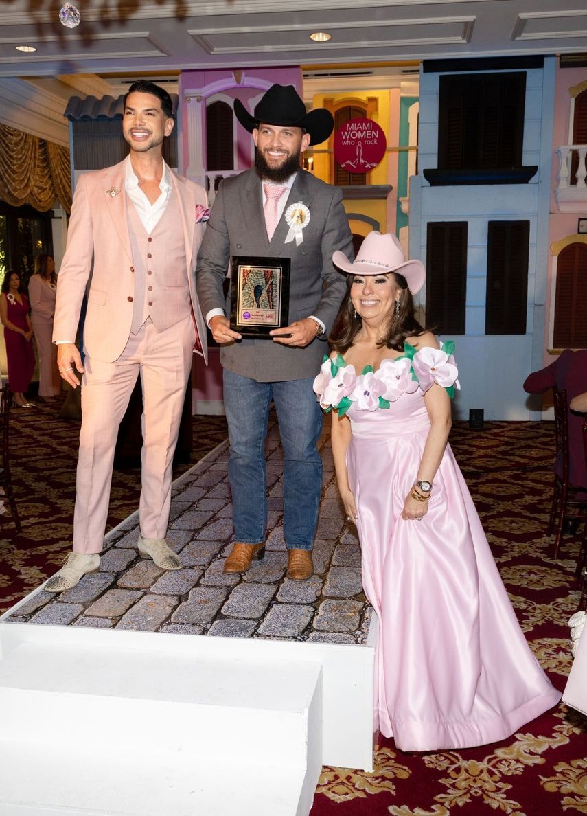 Michel Salazar, Robert Kelbert y Emily Zubizarreta, fundadora del proyecto Miami Women Who Rock.