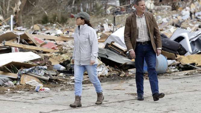 El gobernador de Tennessee, Bill Lee, y su esposa, Mar&iacute;a Lee, recorren una zona da&ntilde;ada por una tormenta cerca de Cookeville, el martes 3 de marzo de 2020. (AP Foto/Mark Humphrey