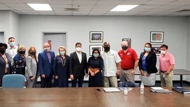 Esta imagen recoge miembros de la Junta Escolar, junto al superintendente e integrantes del sindicato de maestros.