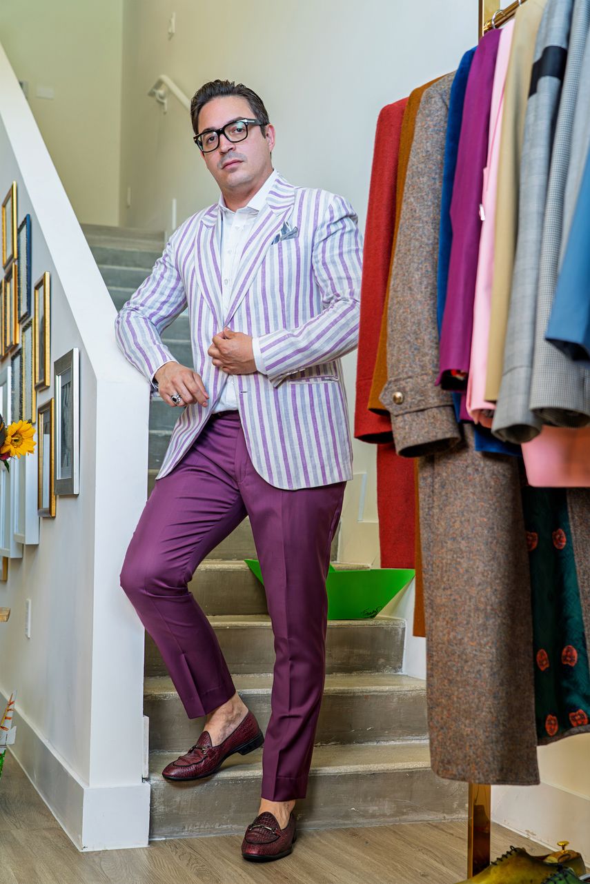 Gio Isaza posa en su atelier en Miami junto algunas de sus creaciones.&nbsp;