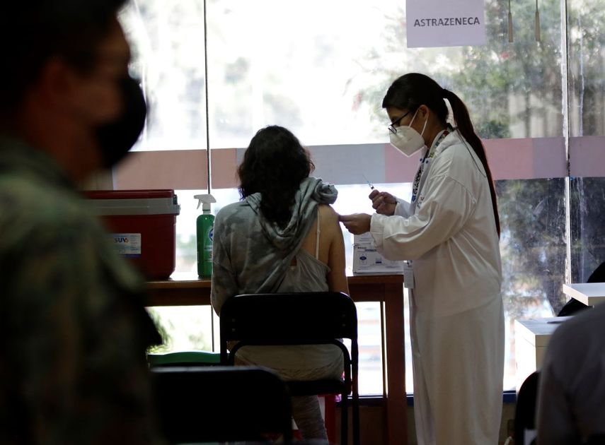 Una mujer recibe su vacuna contra el COVID-19 en Quito, Ecuador, el jueves 23 de diciembre de 2021.