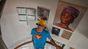 El artista venezolano Francisco Pinto posa tras una entrevista con AFP en su casa de Caracas, el 5 de abril de 2022. El polifacético artista Pinto, que no tiene educación formal en bellas artes, denuncia el racismo con objetos de la cultura industrial y pop.