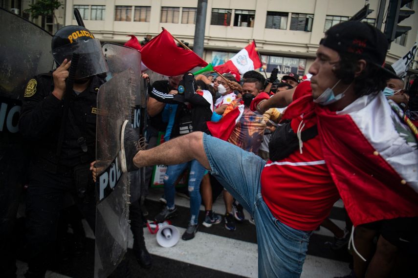 Policía asegura que protestas aumentan actos de violencia en Perú
