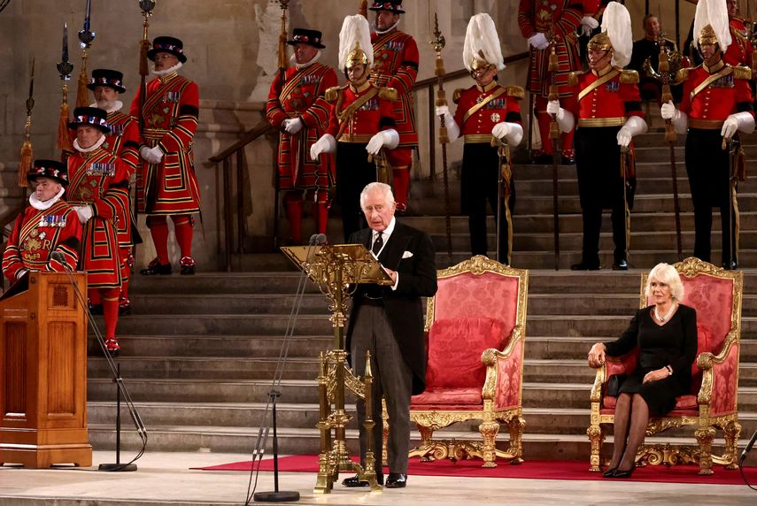 El rey Carlos III asiste a la presentación de discursos de ambas Cámaras del Parlamento en Westminster Hall, dentro del Palacio de Westminster el 12 de septiembre de 2022, luego de la muerte de la Reina Isabel II. Consagran en Jerusalén aceite para su coronación.