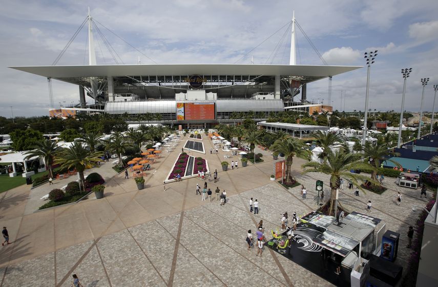 Vista parcial de una de las entradas al Hard Rock Stadium.