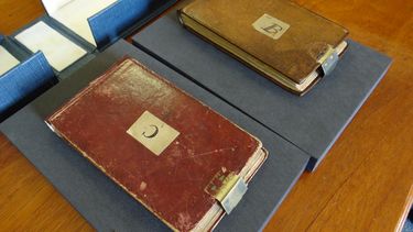 Una imagen del folleto publicada por la Biblioteca de la Universidad de Cambridge el 5 de abril de 2022 muestra los cuadernos perdidos devueltos del científico británico Charles Darwin.