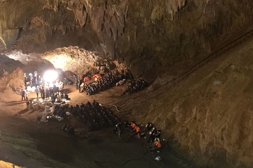 En esta fotograf&iacute;a de archivo del 26 de junio de 2018, rescatistas aguardan durante la b&uacute;squeda de un equipo infantil de f&uacute;tbol y su entrenador atrapados en una cueva en Mae Sai, provincia de Chiang Rai, en el norte de Tailandia.&nbsp;