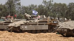 Las tropas israelíes se despliegan en una posición cercana a la frontera sur de Israel con la Franja de Gaza, el 8 de mayo de 2025, en medio de la guerra en curso entre Israel y el movimiento militante palestino Hamás.&nbsp;