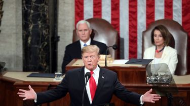 Fotograf&iacute;a de archivo del 5 de febrero de 2019 del presidente Donald Trump pronunciando su discurso sobre el Estado de la Uni&oacute;n en una sesi&oacute;n conjunta del Congreso en Washington. A sus espaldas aparecen el vicepresidente Mike Pence y la presidenta de la C&aacute;mara de Representantes, Nancy Pelosi.&nbsp;